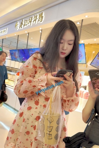 trump1436【KFC】长裙学生和闺蜜逛街买小吃·前后CD肉色丝袜半透内内