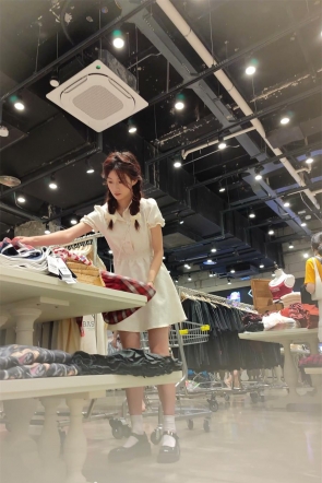 XM703黄色连衣裙扎着两个小辫子女店员，紫色内内