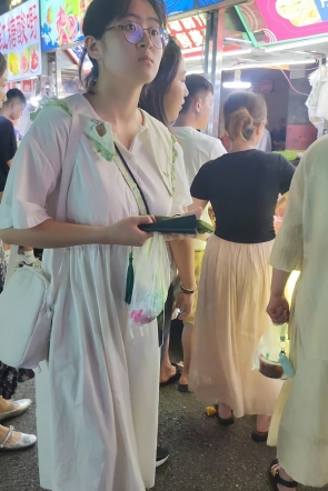a21【XZDCS】偷拍抄底白色长裙挎包极品眼镜学生妹