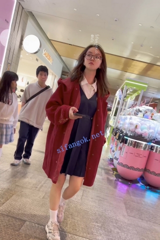 trump1353【KFC】无内学生妹·冬天光者屁股和闺蜜逛街·长时间CD大露毛