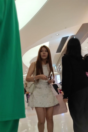 XM678白色连衣裙少妇和闺蜜逛街买衣服，黑色内内