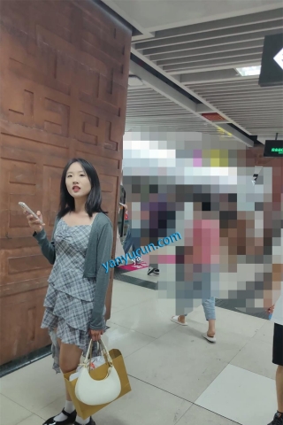 XM356灰色连衣裙小姐姐坐地铁，白色内内