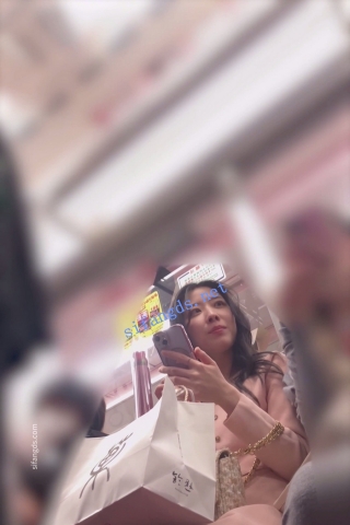 【日产精选】094地铁抄底三位小姐姐丁字裤弯腰贴镜头