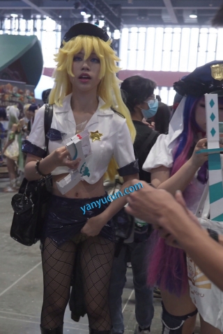 【xxn-363】超短皮裙黑丝小姐姐..当众掀裙拽丝袜..直接露内裤