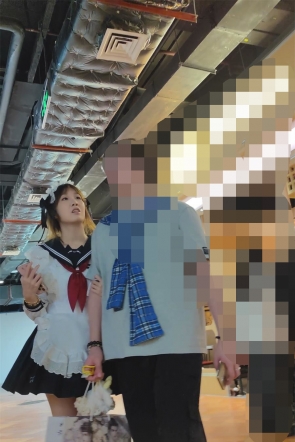 XM649CCOS女仆白丝小姐姐和男朋友逛街，粉色内内