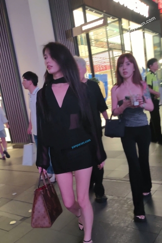 XM428黑色超短裙细带高跟鞋极品美女被街拍，白色内