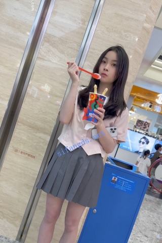 trump1325【KFC】制服JK大眼萝莉独自逛街买雪糕·无痕内内怼着拍前后CD