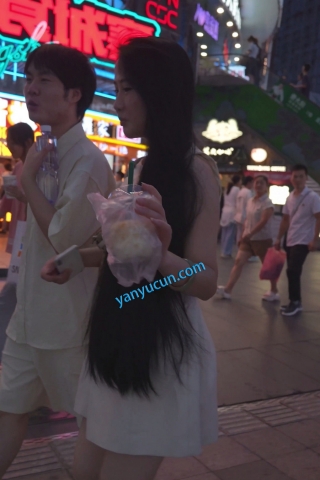 (BC-AA-628)蓬蓬裙肉臀骚货..透明蕾丝内夹进屁股缝正面露黑色