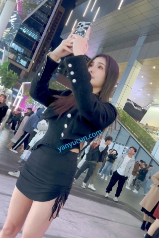 trump1369【KFC】骚货和帅男友逛街·为了美裙子太短露出屁股·黑色骚丁