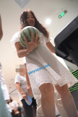 kc1622（空城原创）白裙少妇和家人逛超市，微透肉色N包裹肥臀