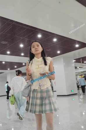 XM494白色丝袜JK小姐姐做地体抄底，白色内内