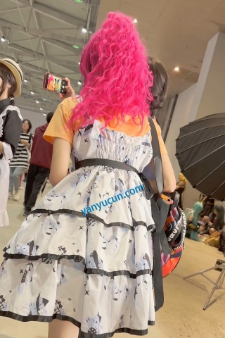 trump1368【KFC】长裙COSER学生妹逛展·一直蹲下合影·翘屁股露出粉色内