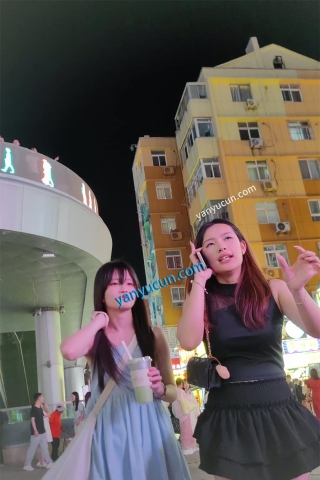 XM366蓝色连衣裙清纯小美女和朋友们出来玩，一个白色窄内一个普通白内