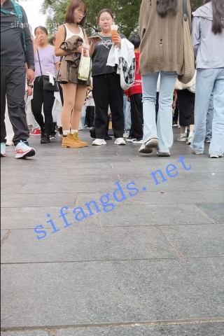 csg014原创街拍抄底三位和闺蜜一起逛街的小美女