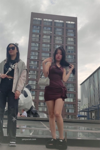 XM318棕色包臀裙极品性感美女网红打卡地拍照，白色丁字裤