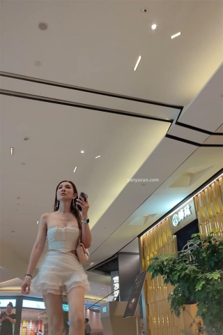 XM332白色超短裙东南亚美女和朋友出来旅游，白色丁字裤