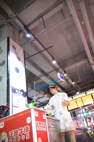 kc1636（空城原创）白裙小少妇逛超市，弯腰撅臀漏出蕾丝边微透N