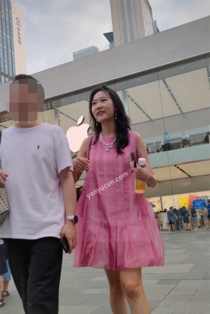 XM675粉色连衣裙小姐姐和男朋友逛街，绿色内内