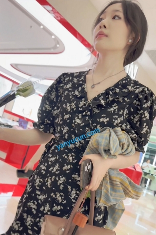 trump1383【KFC】长裙学生妹和闺蜜逛街·拿着花四处找帅哥·肉丝袜粉内