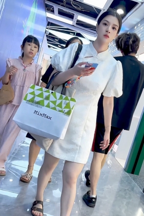 trump1570【KFC】旗袍长裙少妇独自逛街·白色一次性内内前拍微透黑