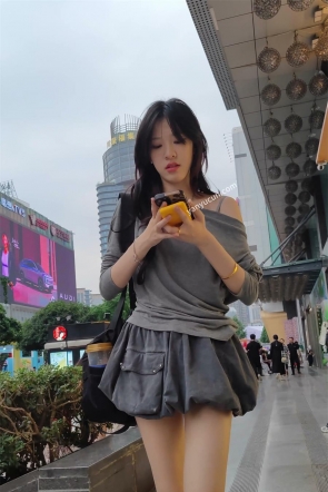 XM729灰色短裙小姐姐和闺蜜逛街，白色内内