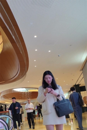 XM691黄色连衣裙小姐姐一个人逛街，白色黑点内内