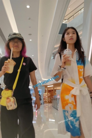 XM473白色长裙小姐姐和闺蜜逛街扶梯抄底，粉色内内