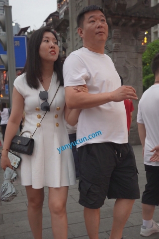 (BC-AA-645)白裙少妇景点弯腰拍照贴镜头..一路跟拍纯白色内裤