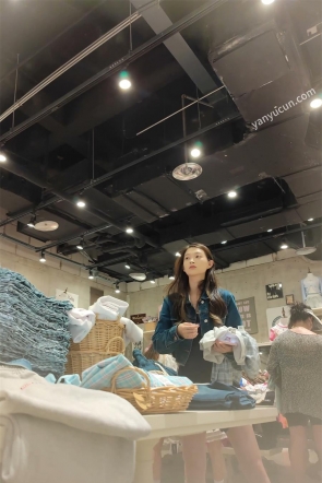 XM677蓝色包臀裙店员整理衣服，黑色内内