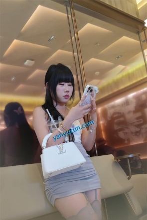 XM497灰色超短裙灰色吊带丝袜骚货逛街，白色窄内