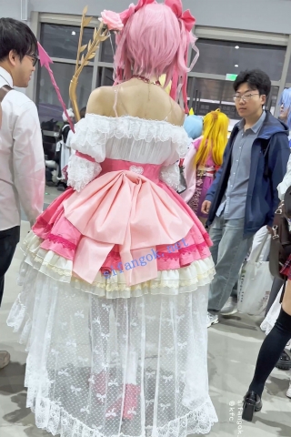 trump1350【KFC】洛丽塔学生妹·有男友守护身后·前面露出一大片黑森林