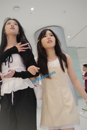 XM500黄色连衣裙高颜值小个子美女和闺蜜逛街，白色内内